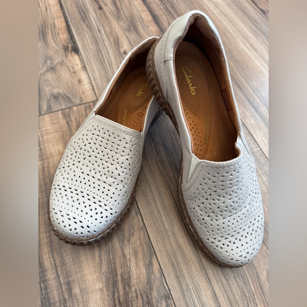 Clarks Women's Magnolia Aster Slip-On Shoes | White Leather | 7½ Wide